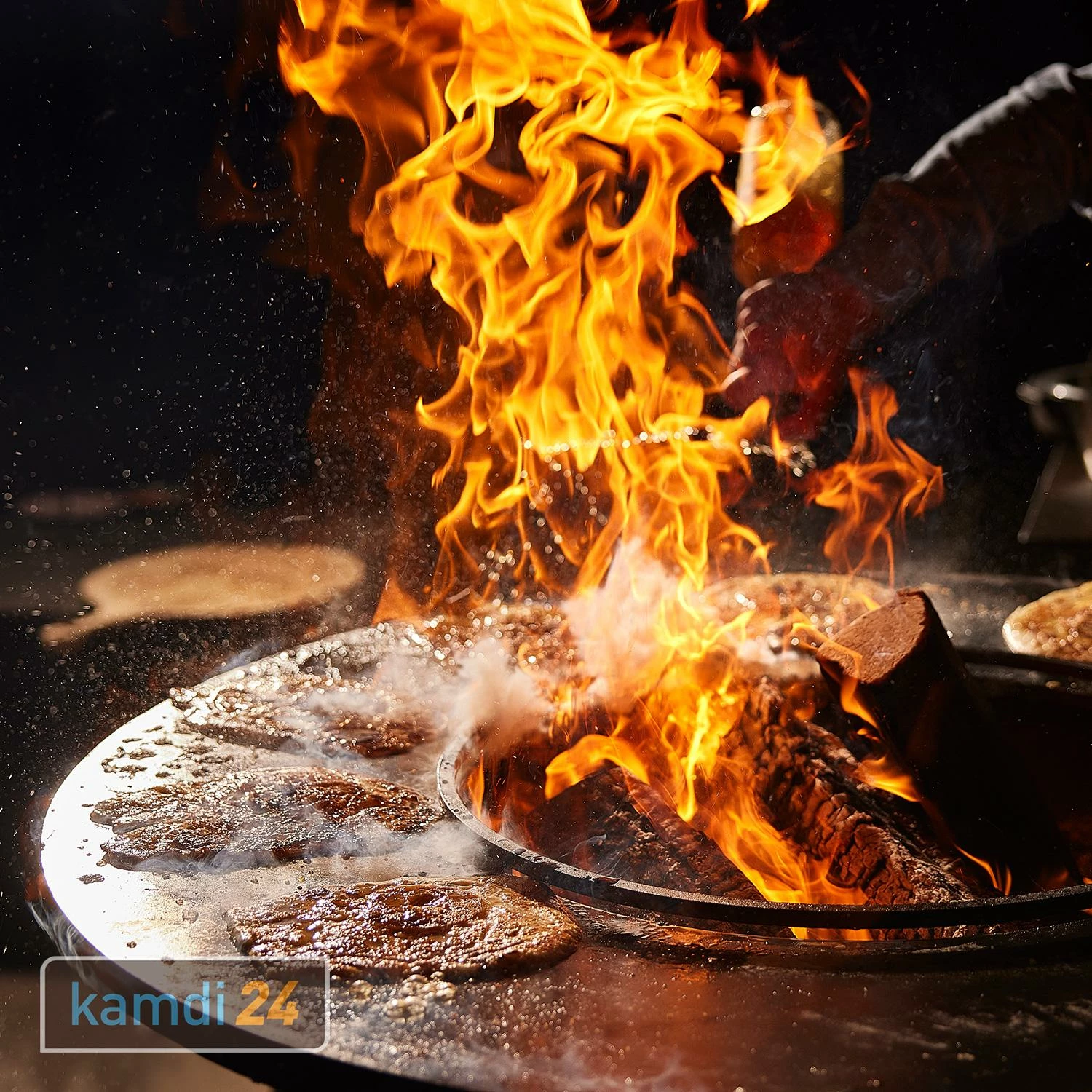 OFYR Island Corten 100 PRO Grill & Feuerstelle Mit Arbeitsplatte Teakholz 10 OFYR Island Corten 100 PRO Grill & Feuerstelle Mit Arbeitsplatte Teakholz – Bild 10